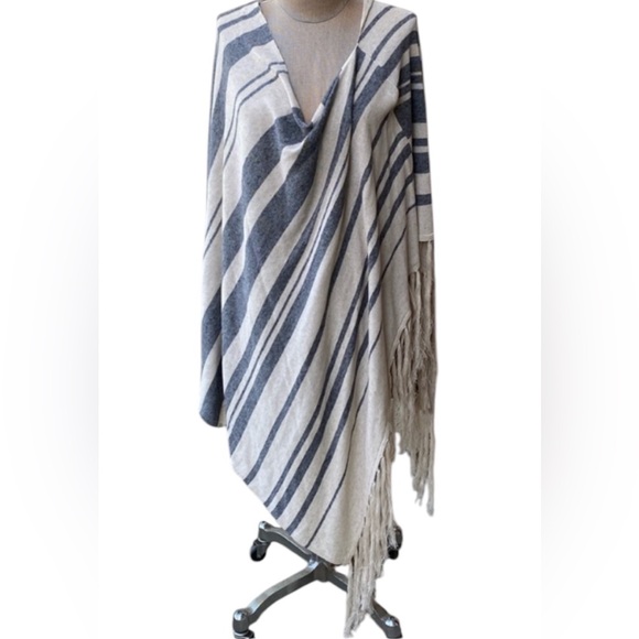 Michael Stars linen blend stunning poncho/cape w/fringes. From Saks. Worn once - Picture 2 of 11